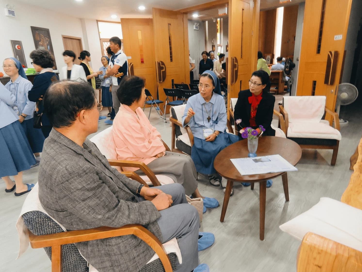 함께 모여 이야기를 나누는 공동체