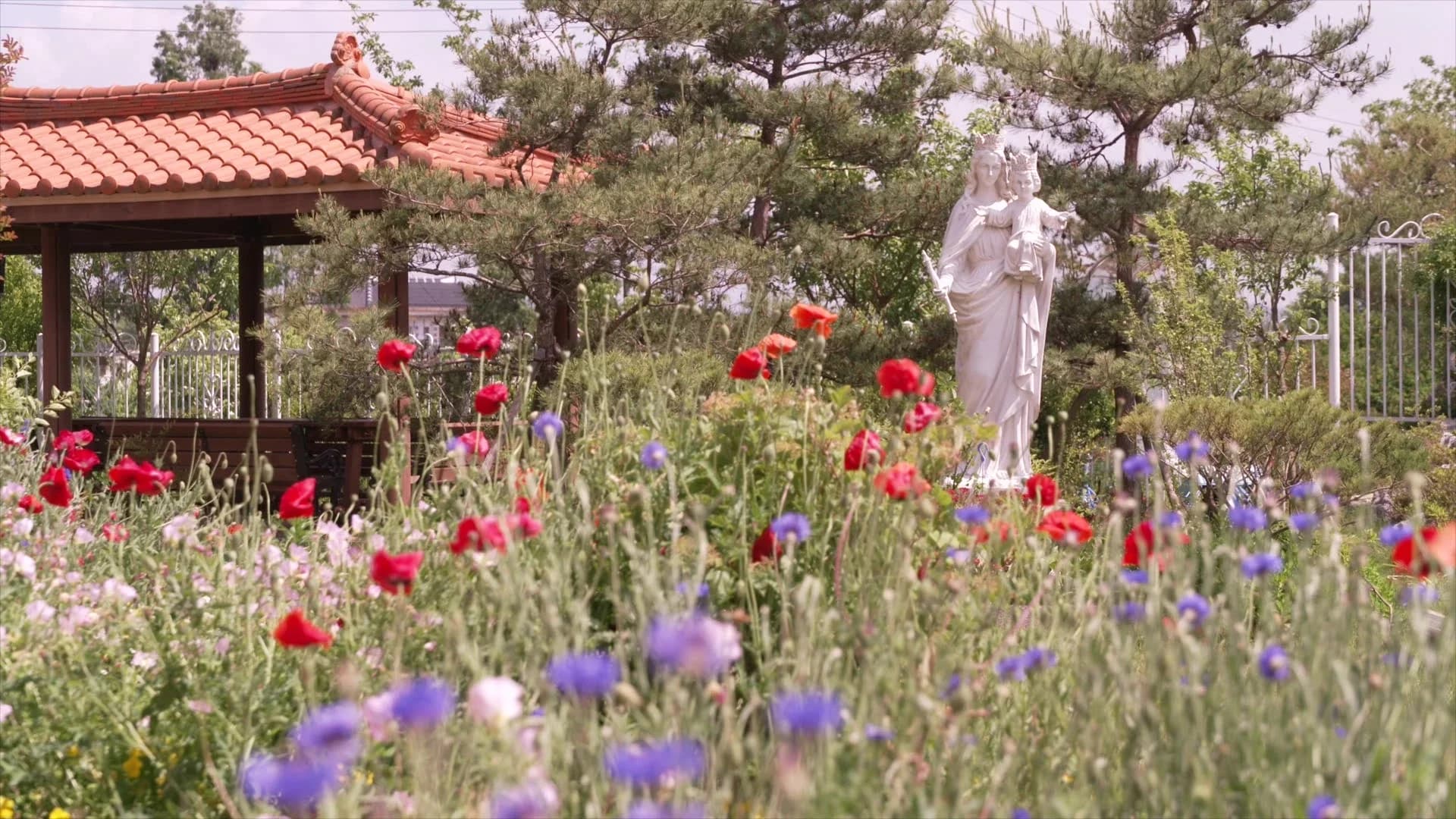 정자와 성모상이 있는 꽃밭